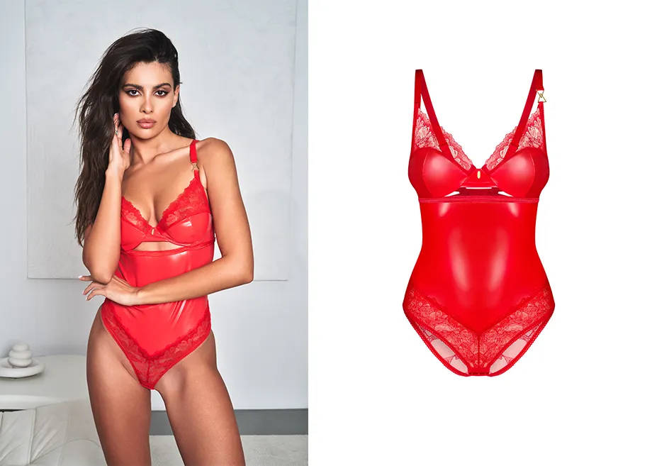Zdjęcie modelki w czerwonym, kryjącym body z koronkowymi wykończeniami, obok ten sam model bielizny na białym tle.