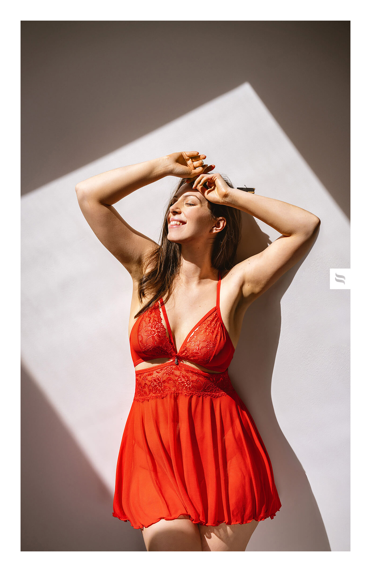 Zdjęcie modelki w czerwonej, zwiewnej koszulce nocnej