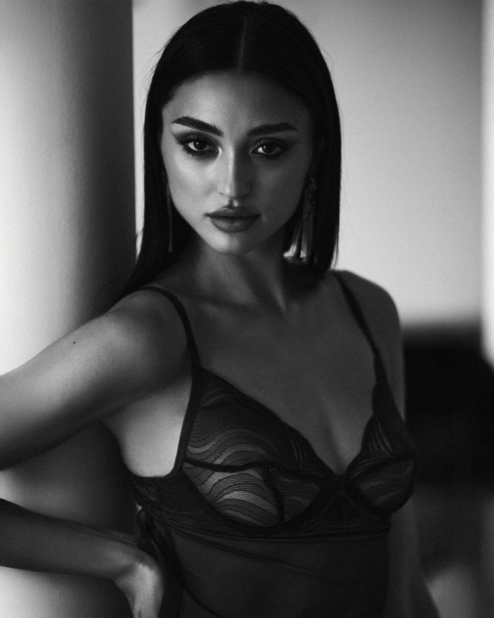 Niebieska, prześwitująca koszulka nocna i stringi