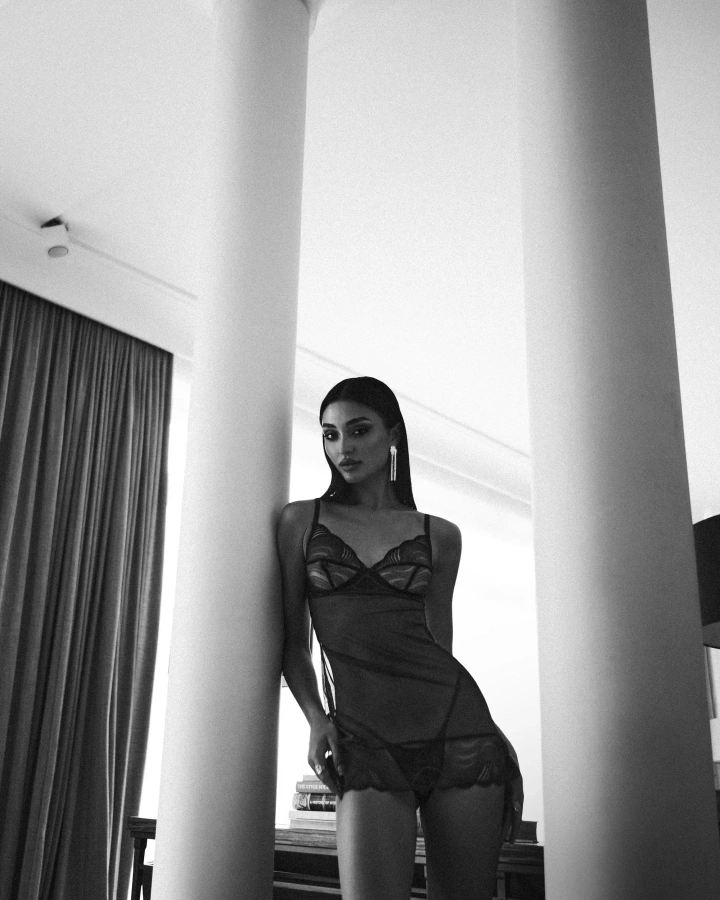 Niebieska, prześwitująca koszulka nocna i stringi