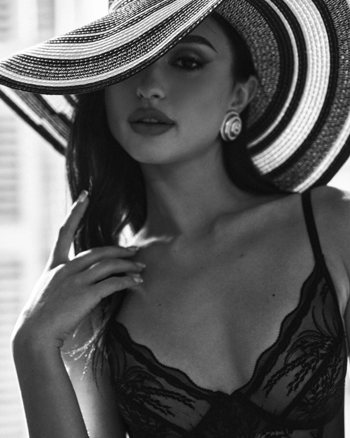 Koronkowe, czarne body z fiszbinami