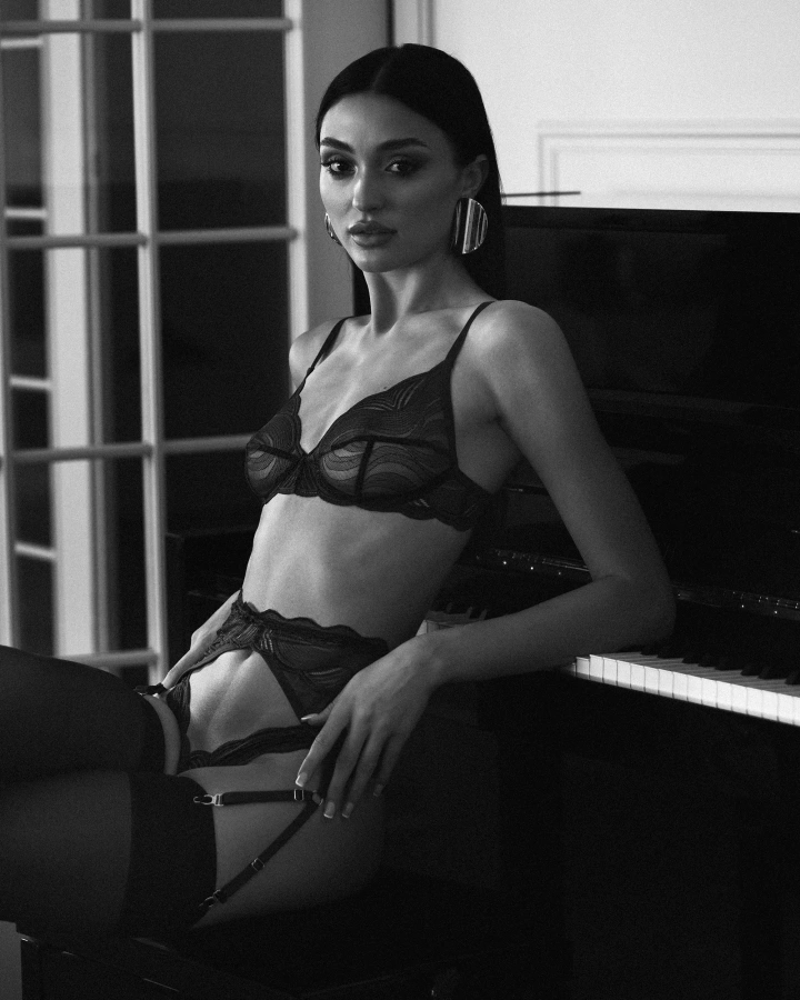 Niebieski komplet z koronki: biustonosz, figi, pas