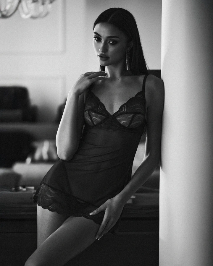 Niebieska, prześwitująca koszulka nocna i stringi