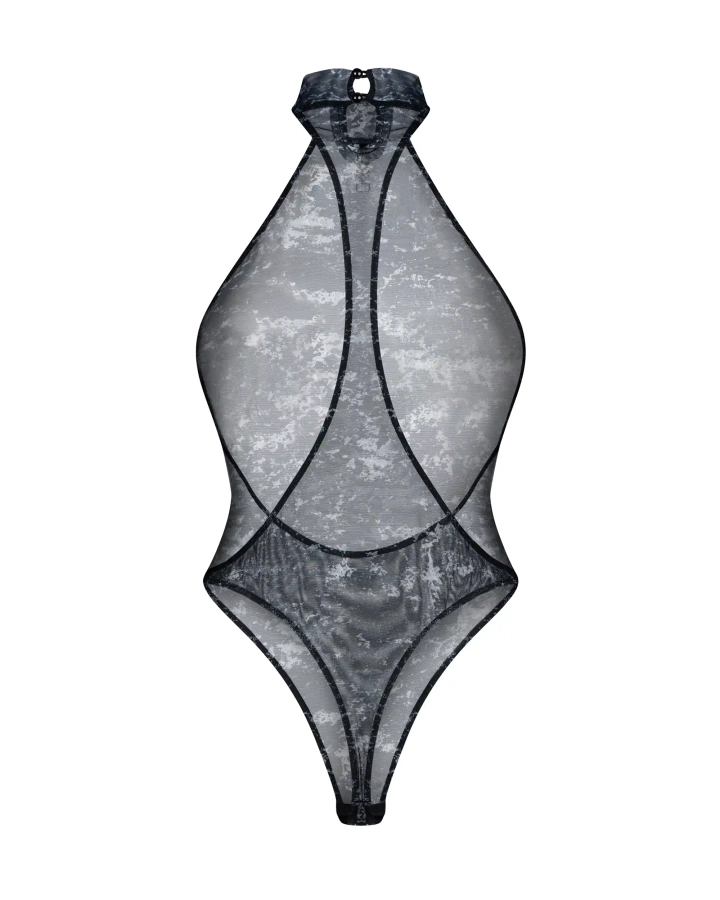 Body z ozdobną zawieszką na szyi