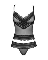 Prześwitujący top i stringi