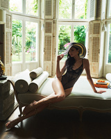 Koronkowe, czarne body z fiszbinami