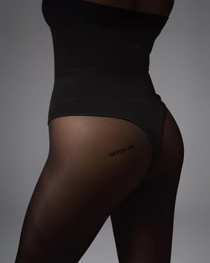 Czarne rajstopy z napisem "CATCH ME"