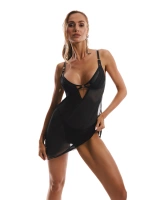 Zmysłowa, prześwitująca koszulka i stringi