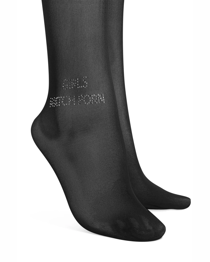 Otwarte pończochy i połyskującym napisem 